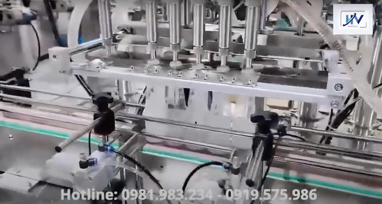 Máy chiết rót và đóng nắp chai tự động khâu chiết rót trong dây chuyền sản xuất tự động hoá