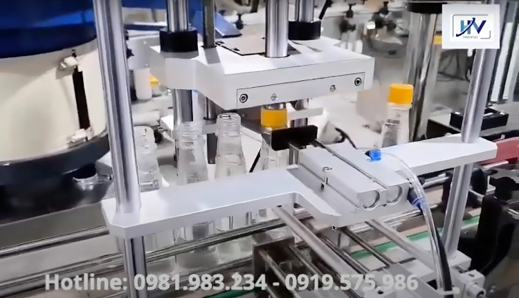 Máy chiết rót và đóng nắp chai tự động khâu đóng nắp chai