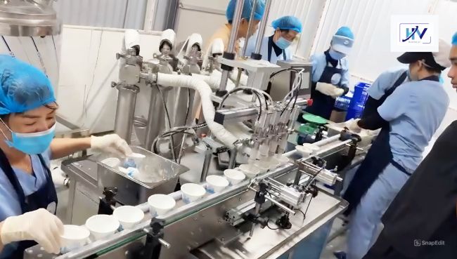 dây chuyền chiết rót hũ sữa chua do Hoa Việt cung cấp